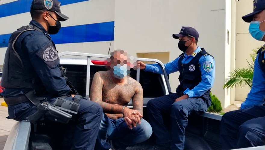 Policías detienen pandillero