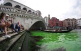 Surge misteriosa agua verde en los canales de Venecia