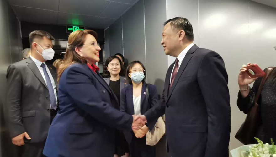 Xiomara Castro visita China