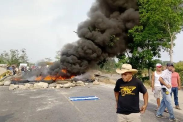 Pobladores de Omoa protestan por constantes apagones de energía